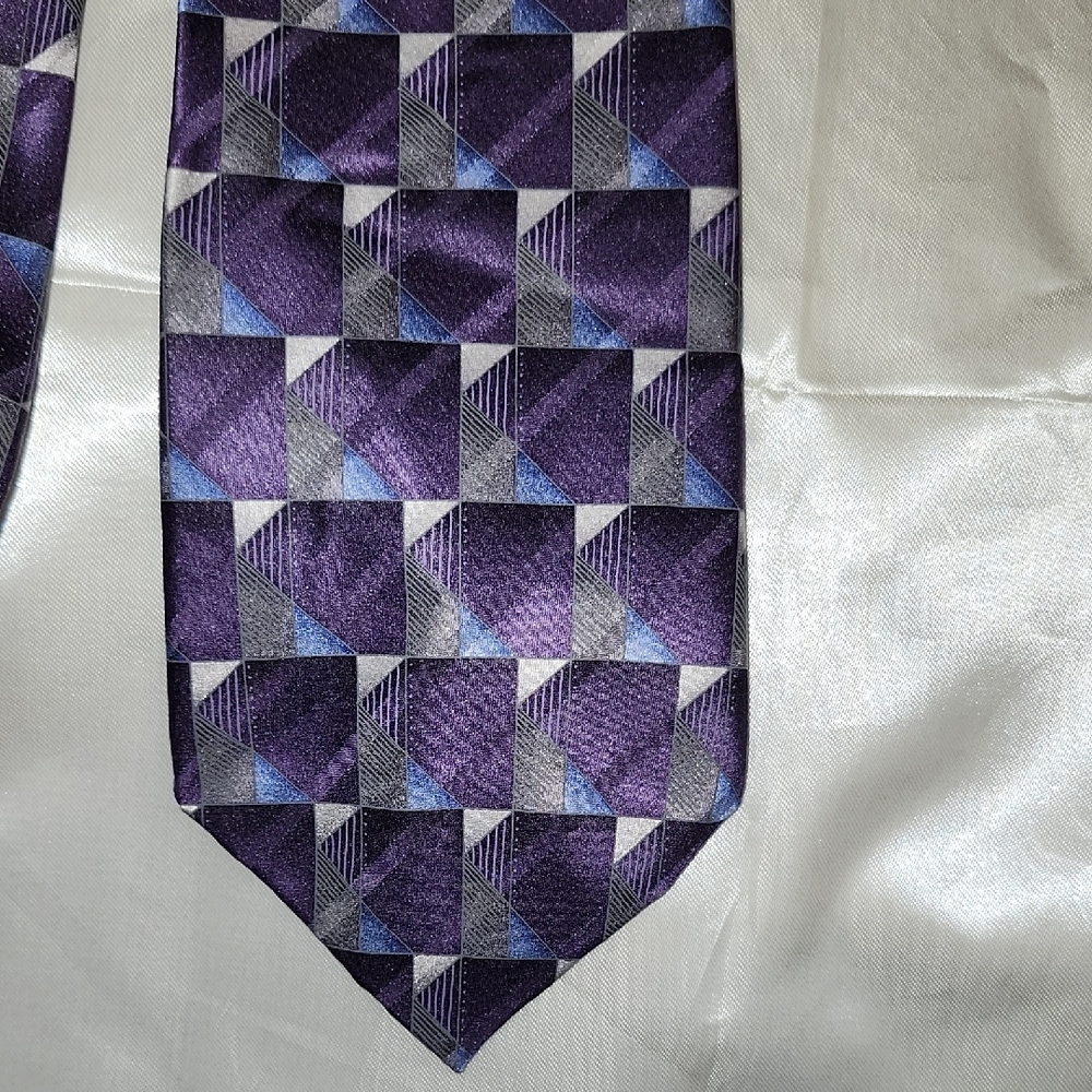 Elegant Purple Silk Geometric Tie - Picture 2 of 4